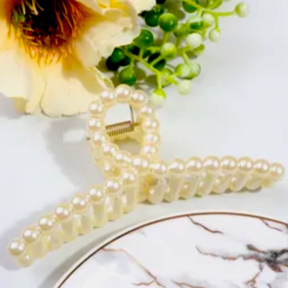 Large Faux Pearl Hair Claw Clip - Picture 2 of 6